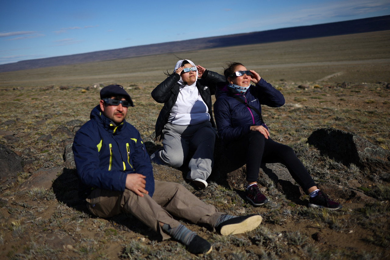 Gente viendo el eclipse. Foto Reuters.