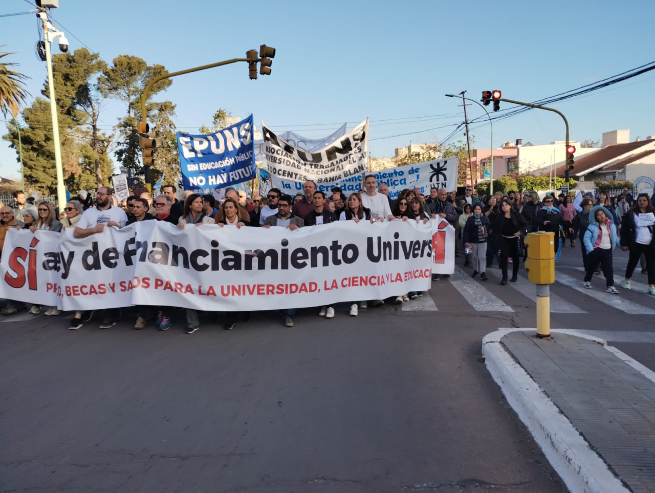 Multitudinaria marcha universitaria en Bahía Blanca. Foto: prensa.