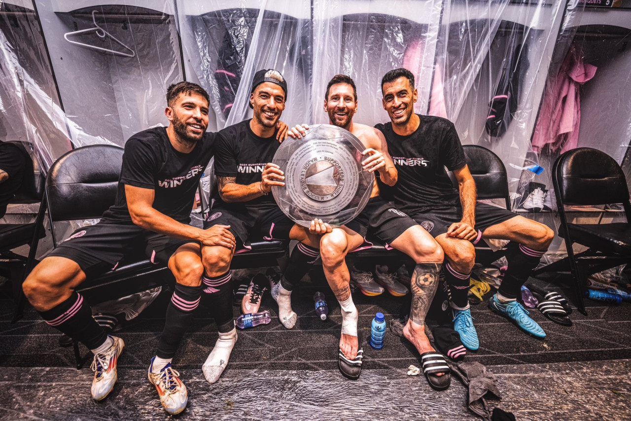 Lionel Messi en el vestuario del Inter Miami con la Supporters´ Shield. Foto: @intermiamicf.