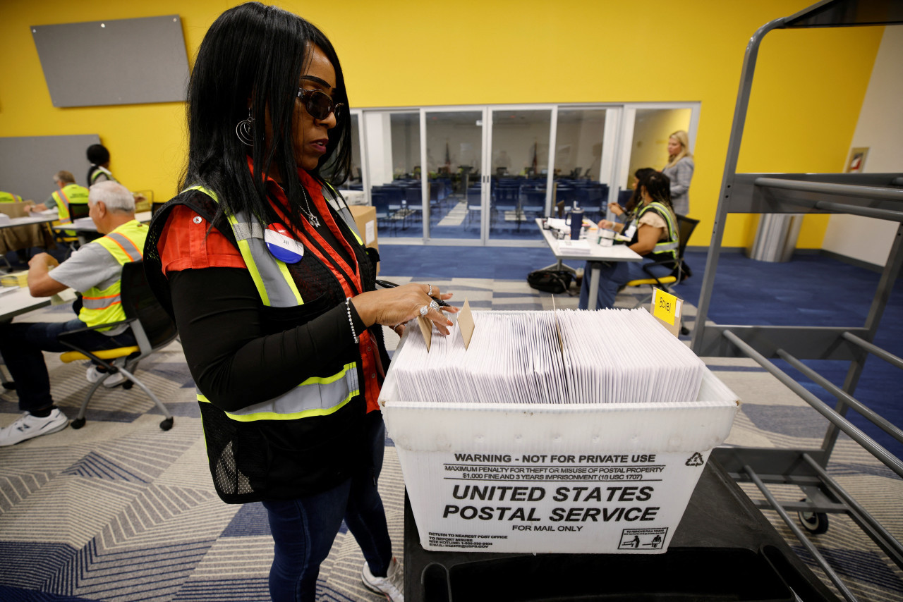 Trabajadores electorales preparan las papeletas de voto en ausencia para las próximas elecciones antes de enviarlas por correo a los votantes, en la Junta Electoral de Wake en Raleigh, Carolina del Norte. Foto: Reuters