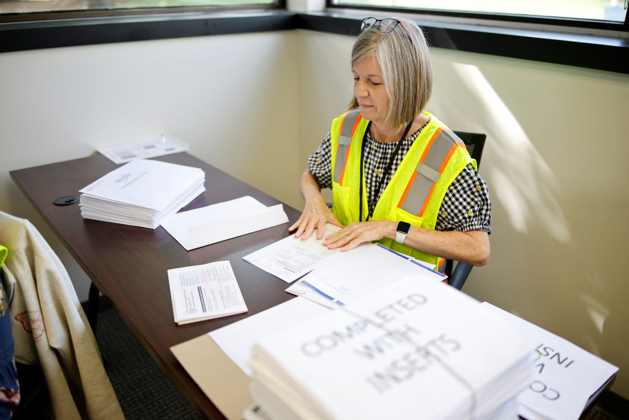 Trabajadores electorales preparan las papeletas de voto en ausencia para las próximas elecciones antes de enviarlas por correo a los votantes, en la Junta Electoral de Wake en Raleigh, Carolina del Norte. Foto: Reuters