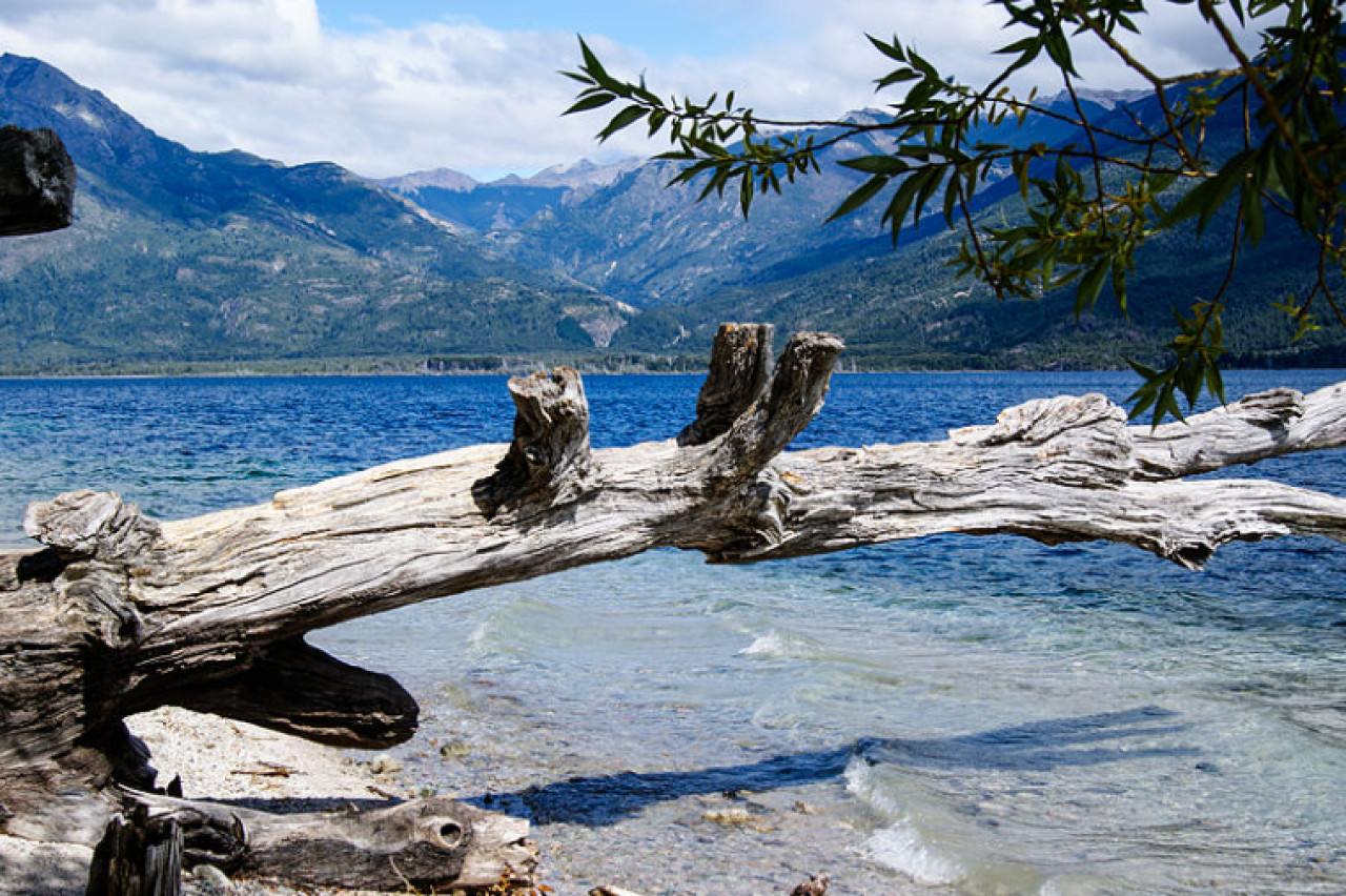 El lago Epuyén es uno de los más cálidos y cristalinos de la región. Foto: Wikipedia.