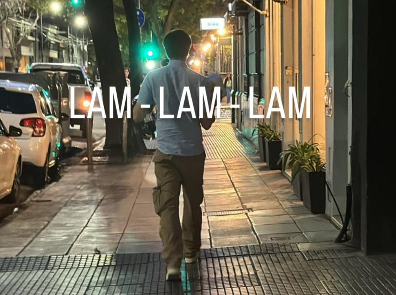 Roberto García Moritán caminando por un barrio porteño. Foto: X @elejercitodelam.