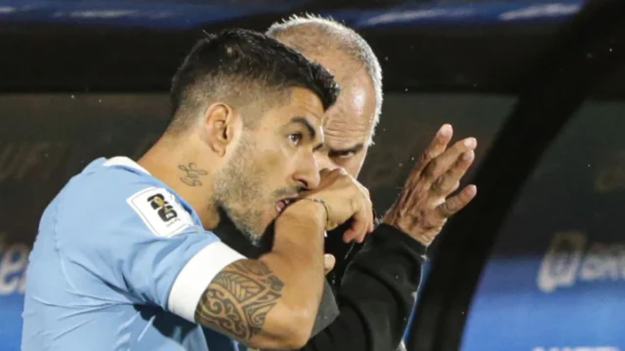 Luis Suárez y Marcelo Bielsa juntos en la selección uruguaya. Foto: NA.