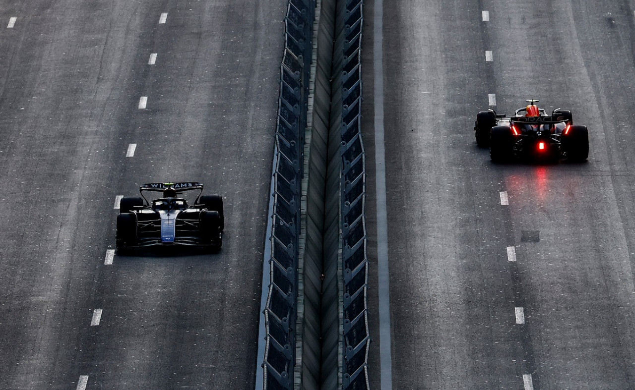 Franco Colapinto (izquierdo) y Sergio "Checo" Pérez (derecha). Foto: Reuters.