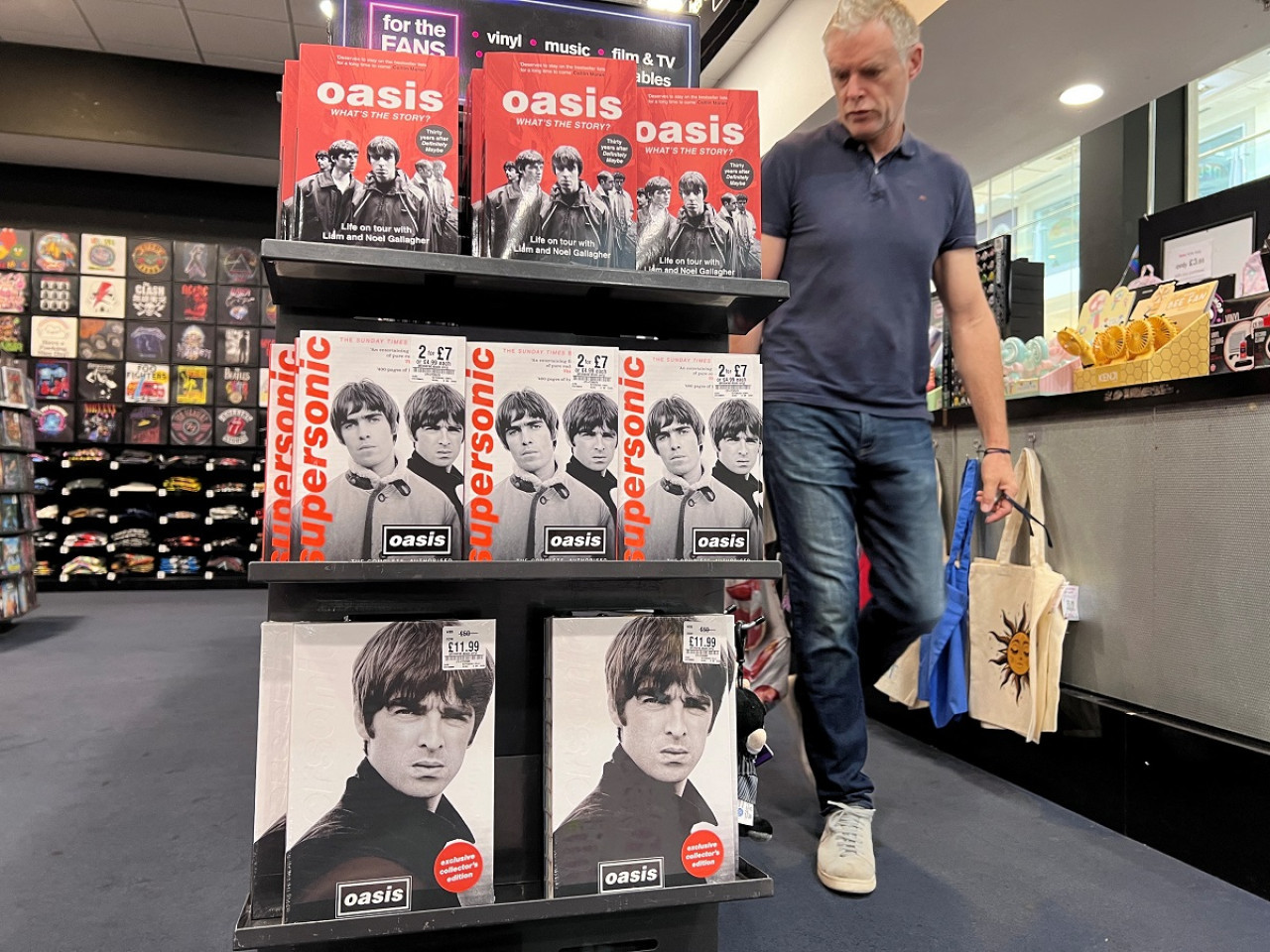 Merchandising de Oasis. Foto: Reuters.