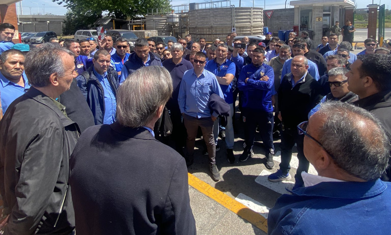 Miguel Ángel Pichetto visitó los Concesionarios Mega Car y Todo Bus. Foto: X @MiguelPichetto