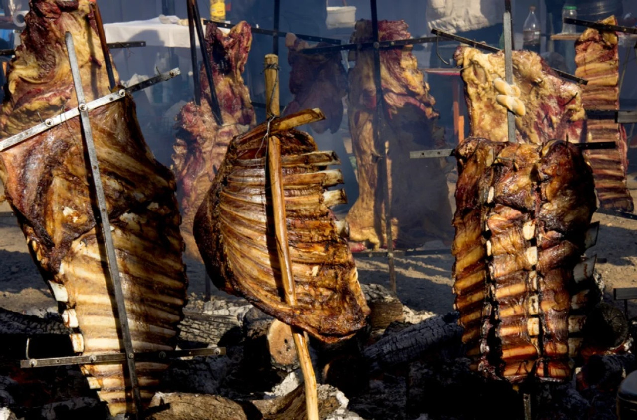 Asado a la estaca. Foto: NA.