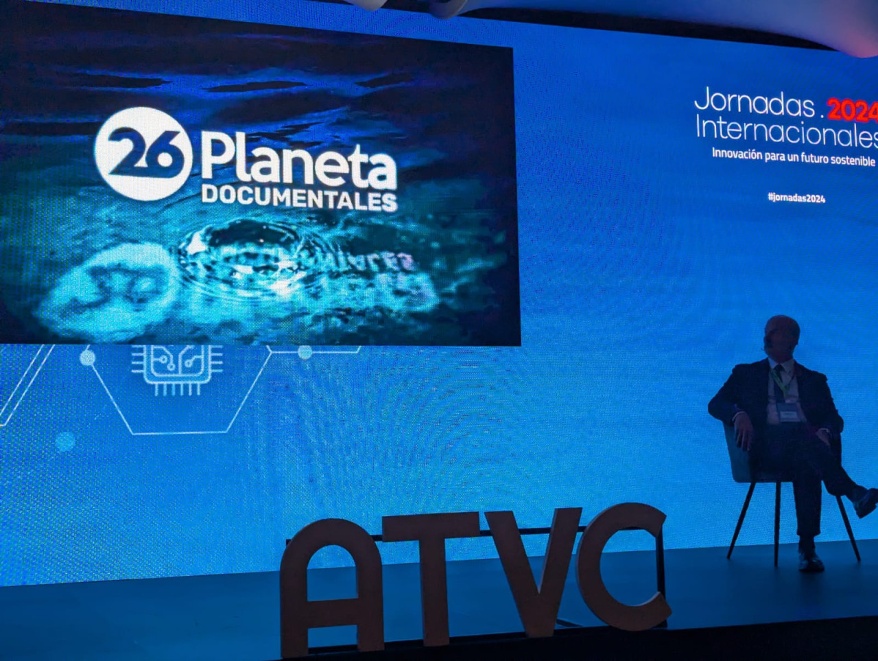 Andrés Repetto presentó la segunda temporada de 26 Planeta Documentales junto a Sofía Raimundez en las Jornadas Internacionales de la ATVC y CAPPSA. Foto: Canal26.com