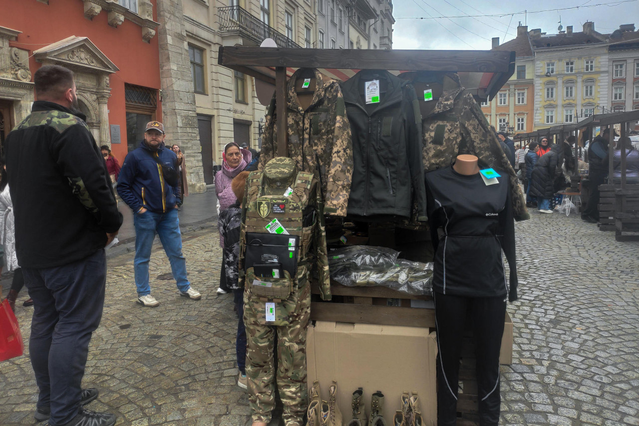 Puestos durante un mercado semanal de las empresas creadas por veteranos del ejército y sus familias, en la céntrica plaza Rynok en la ciudad ucraniana de Leópolis. EFE