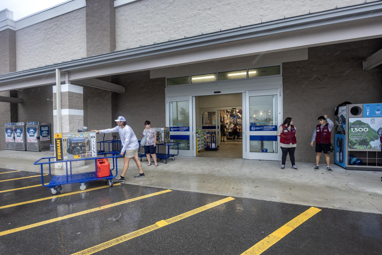 Los vecinos de las distintas zonas de La Florida, donde se espera que el huracán Milton toque tierra este miércoles, se preparan para la tormenta comprando provisiones y generadores eléctricos. Foto: EFE