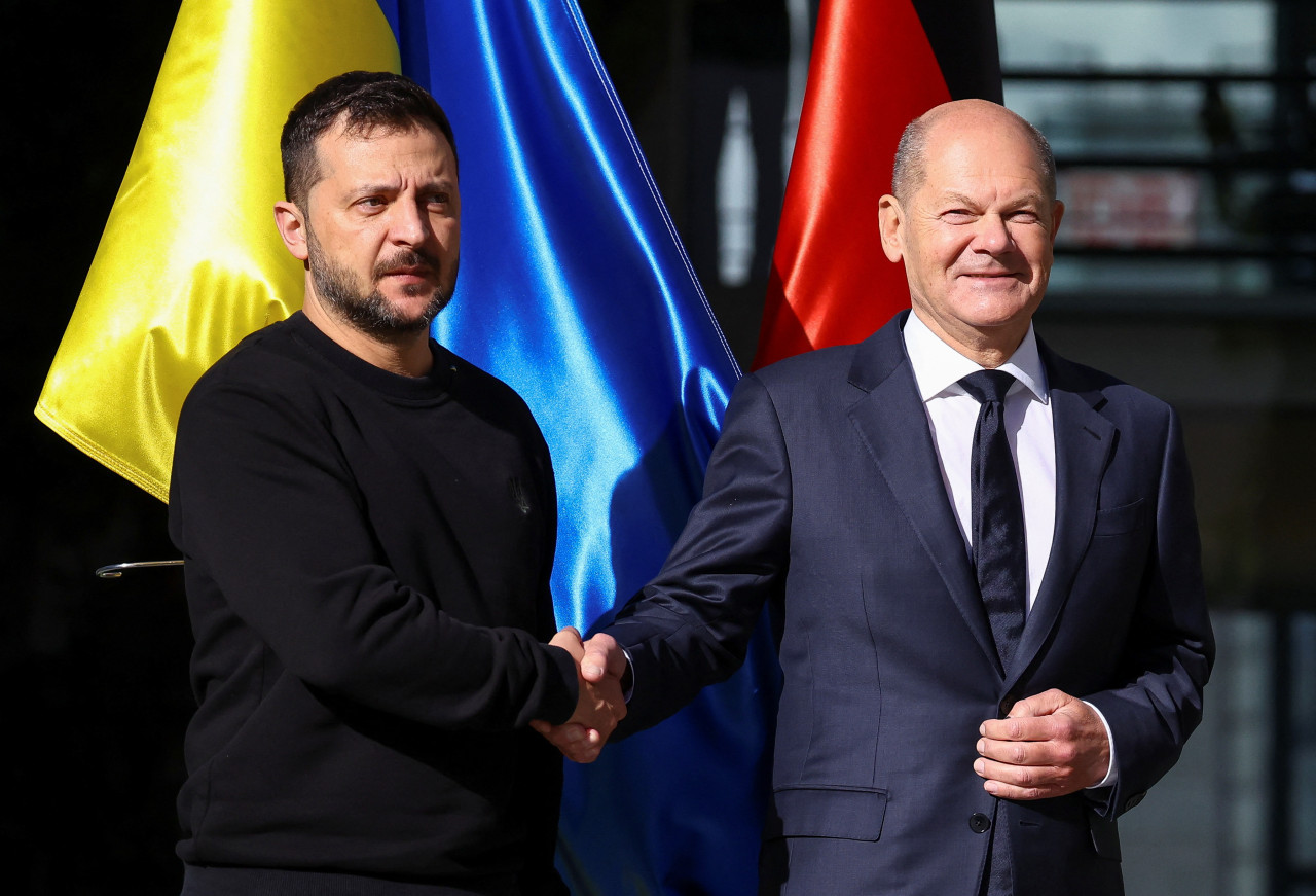 Volodimir Zelensky y Olaf Scholz. Foto: REUTERS.