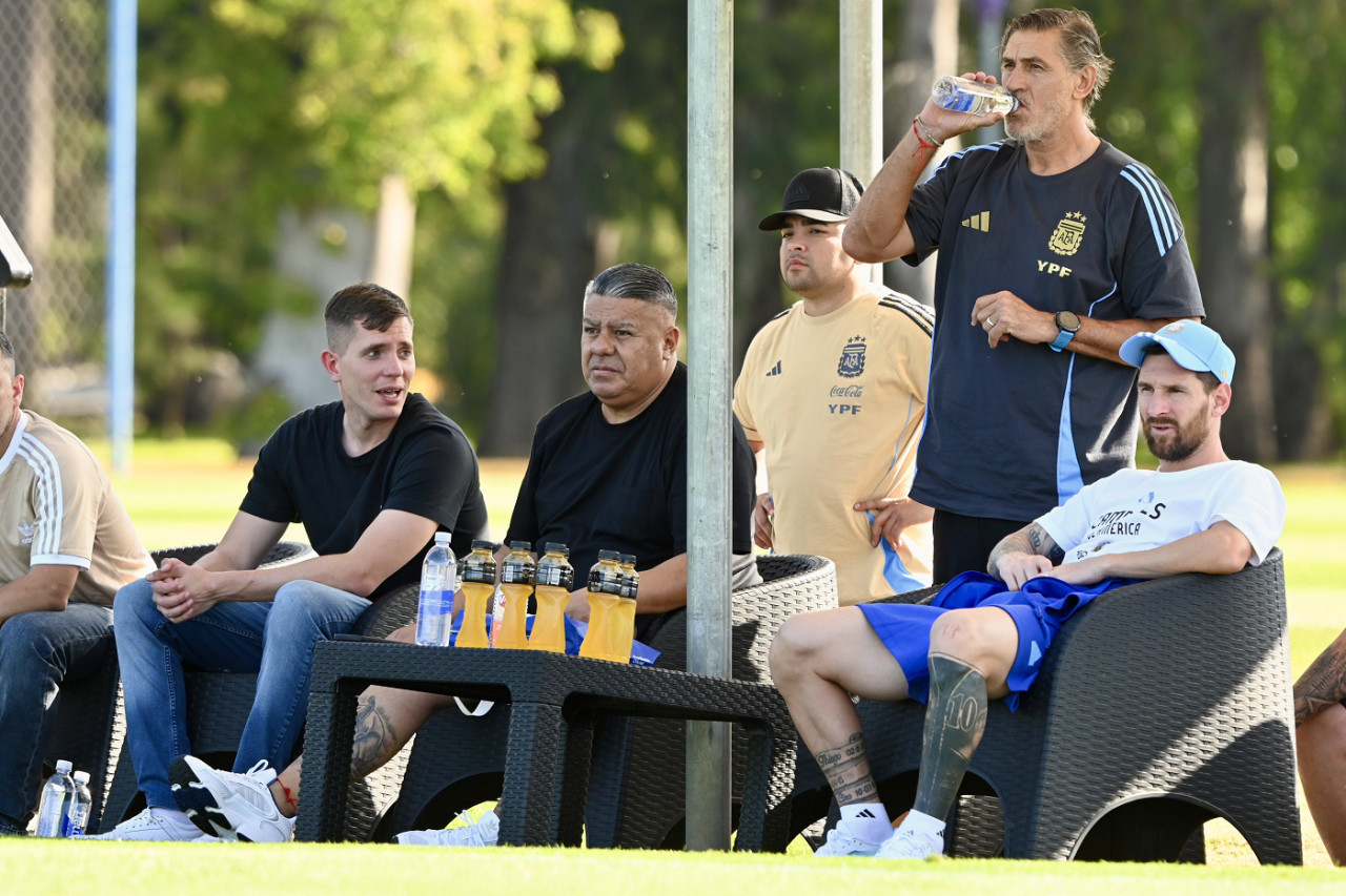 Lionel Messi y el CT de la Selección vieron el amistoso de la Sub 20 ante Uzbekistán. Foto: X @Argentina