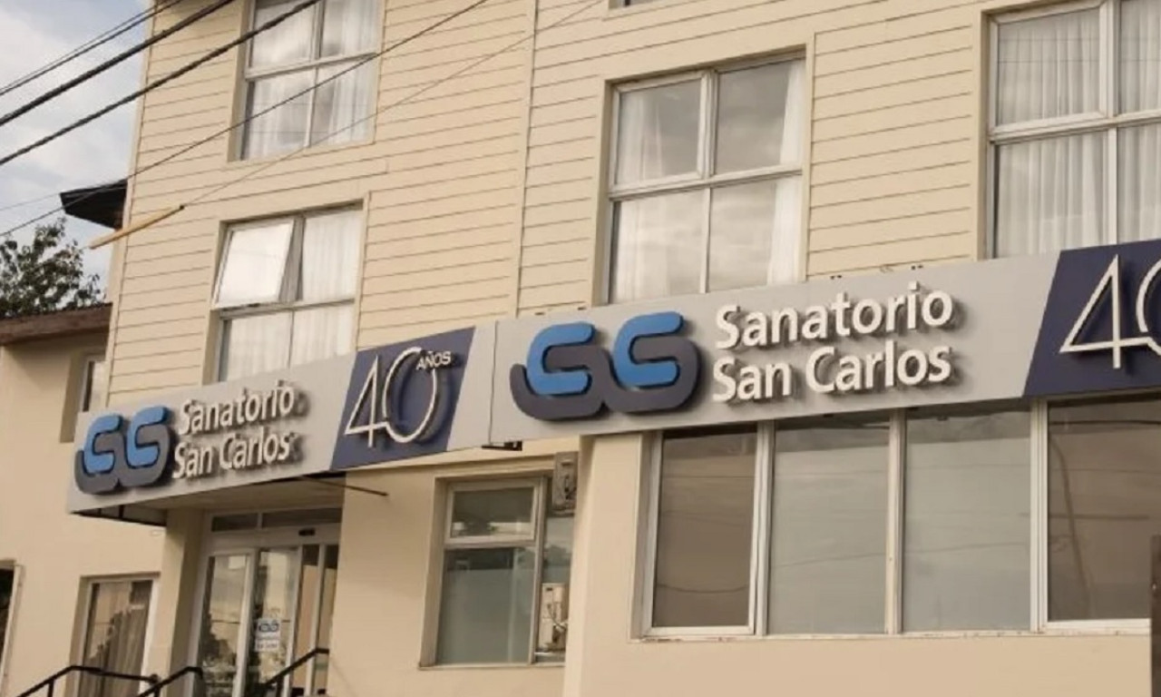 Frente del sanatorio donde falleció la joven en Bariloche. Fotografía Sanatorio San Carlos. NA