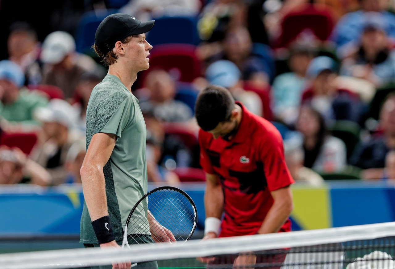 Jannik Sinner de Italia (i) reacciona durante su partido final masculino de individuales contra Novak Djokovic de Serbia en el torneo de tenis Shanghai Masters en China. Foto:EFE