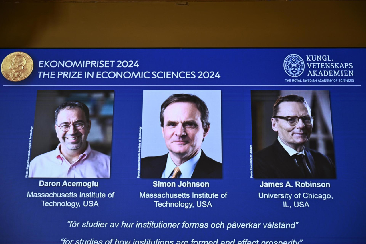 Los ganadores del Nobel de Economía 2024: Daron Acemoglu, Simon Johnson y James Robinson . EFE