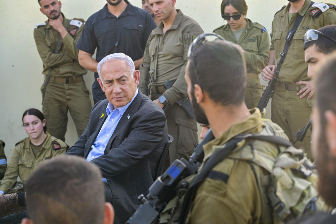 Benjamin Netanyahu junto a soldados israelíes. Foto: EFE.