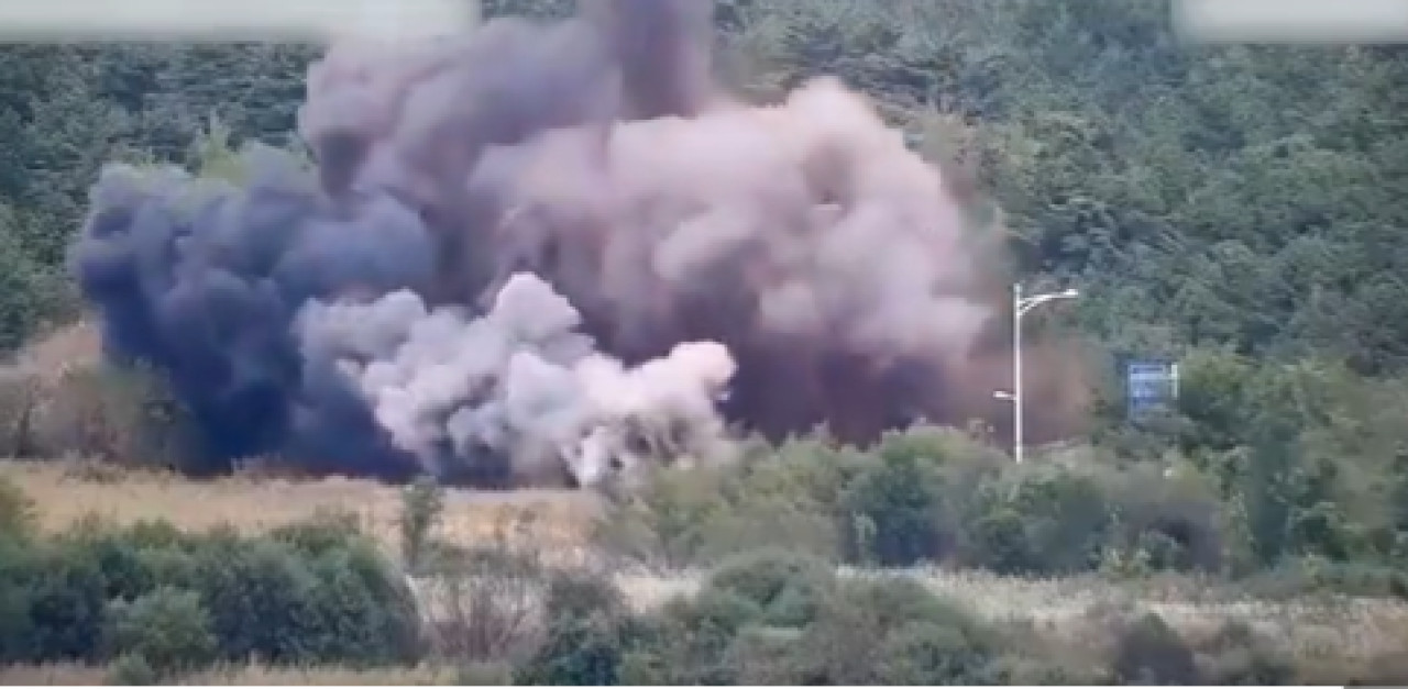 El momento en el que Corea del Norte destruye una de sus carreteras que conectaban con el Sur. Foto: Captura de video.