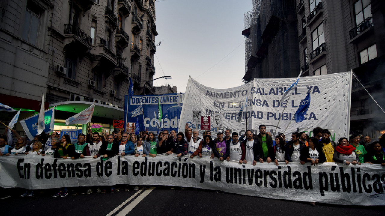 Marcha universitaria en el Congreso. Foto: NA