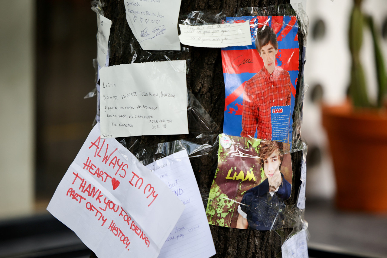 Imágenes del altar que le hicieron fanáticos a Liam Payne tras su muerte. Foto: Reuters.