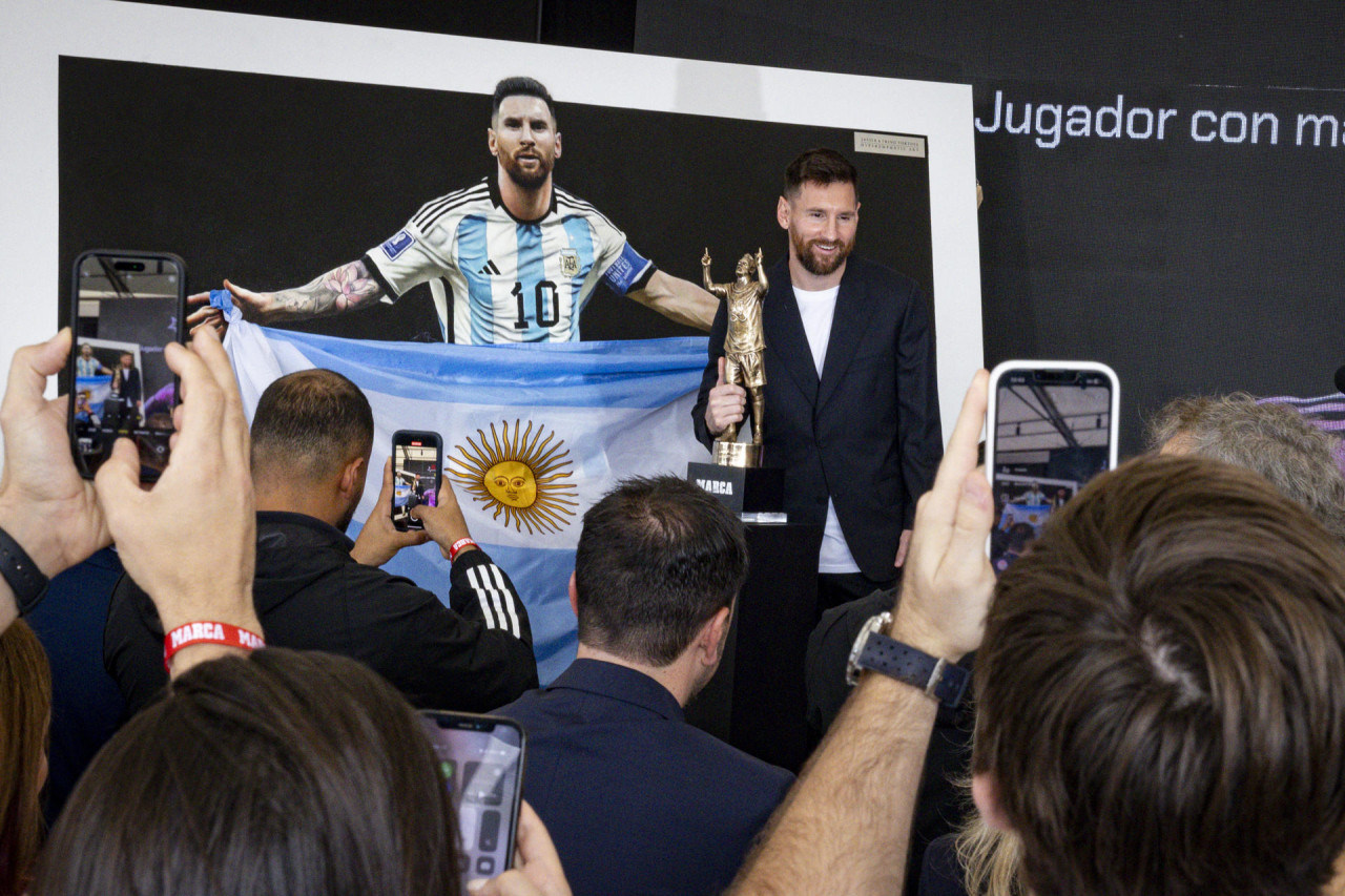 Lionel Messi con el premio del futbolista con más títulos en los Marca Awards. Foto: EFE.