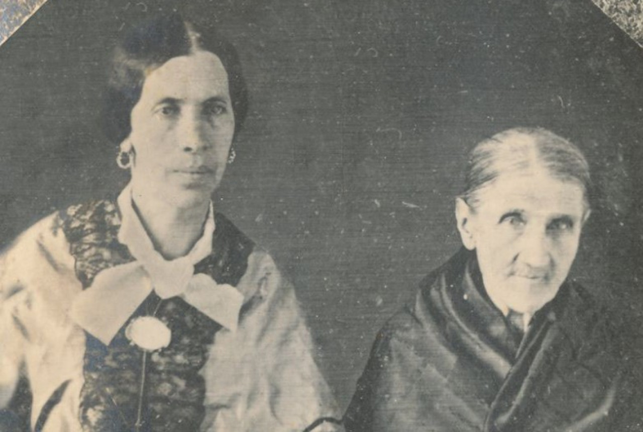 Doña Paula junto con una de las hermanas de Sarmiento