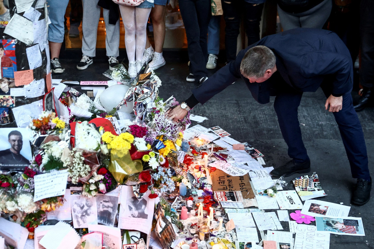 El padre de Liam Payne se conmovió ante el santuario que armaron los fans en la puerta del hotel. Foto Reuters