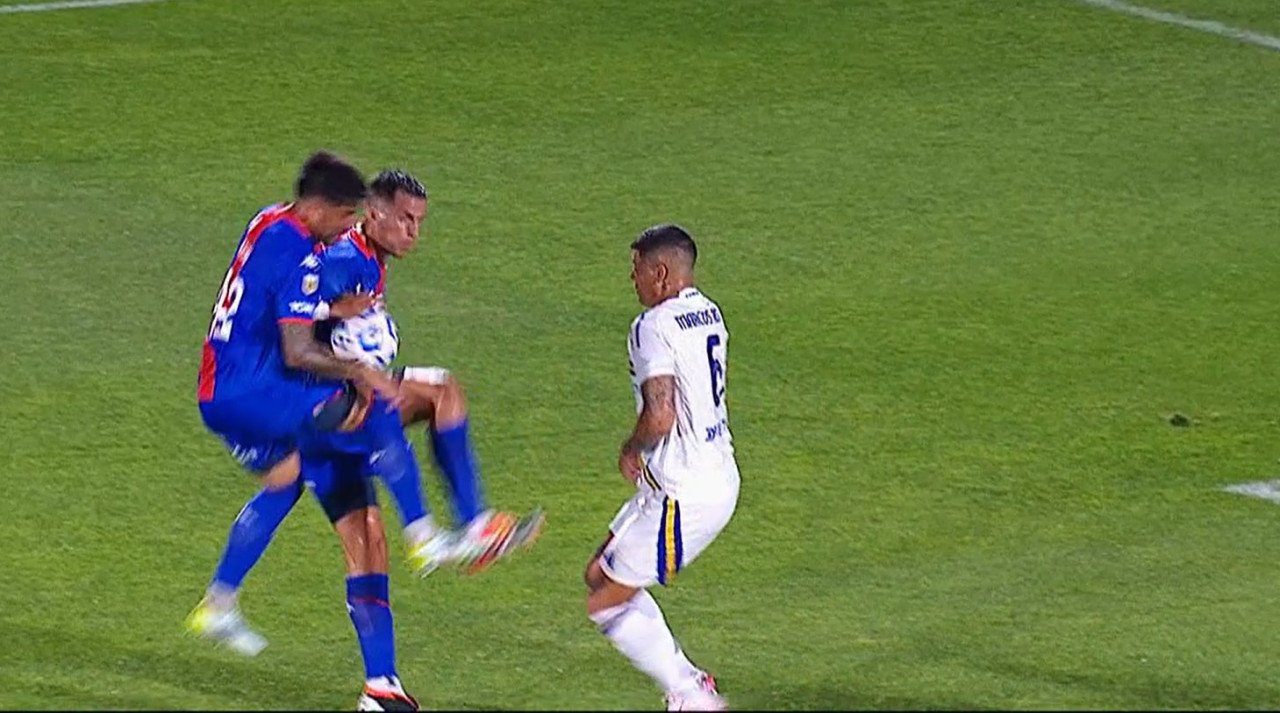 Mano de Tigre en el gol ante Boca. Foto: captura