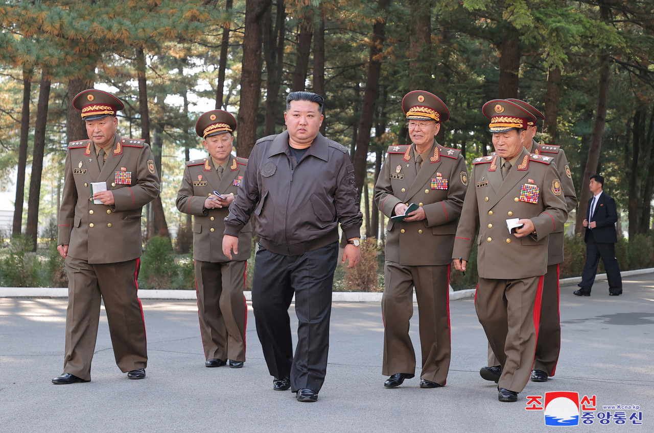 Soldados norcoreanos bajo la atenta mirada de Kim Jong Un. Foto: Reuters.