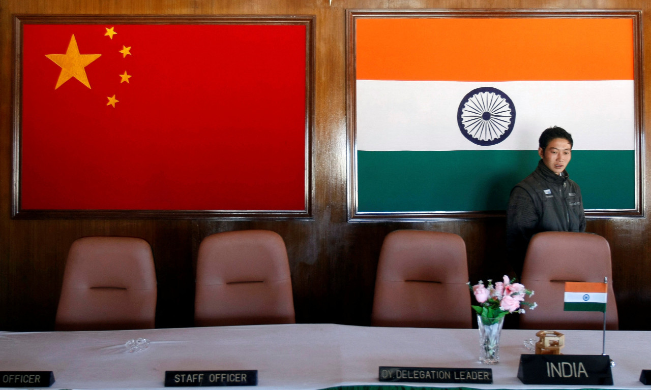 Las banderas de India y China, juntas. Foto: Reuters.