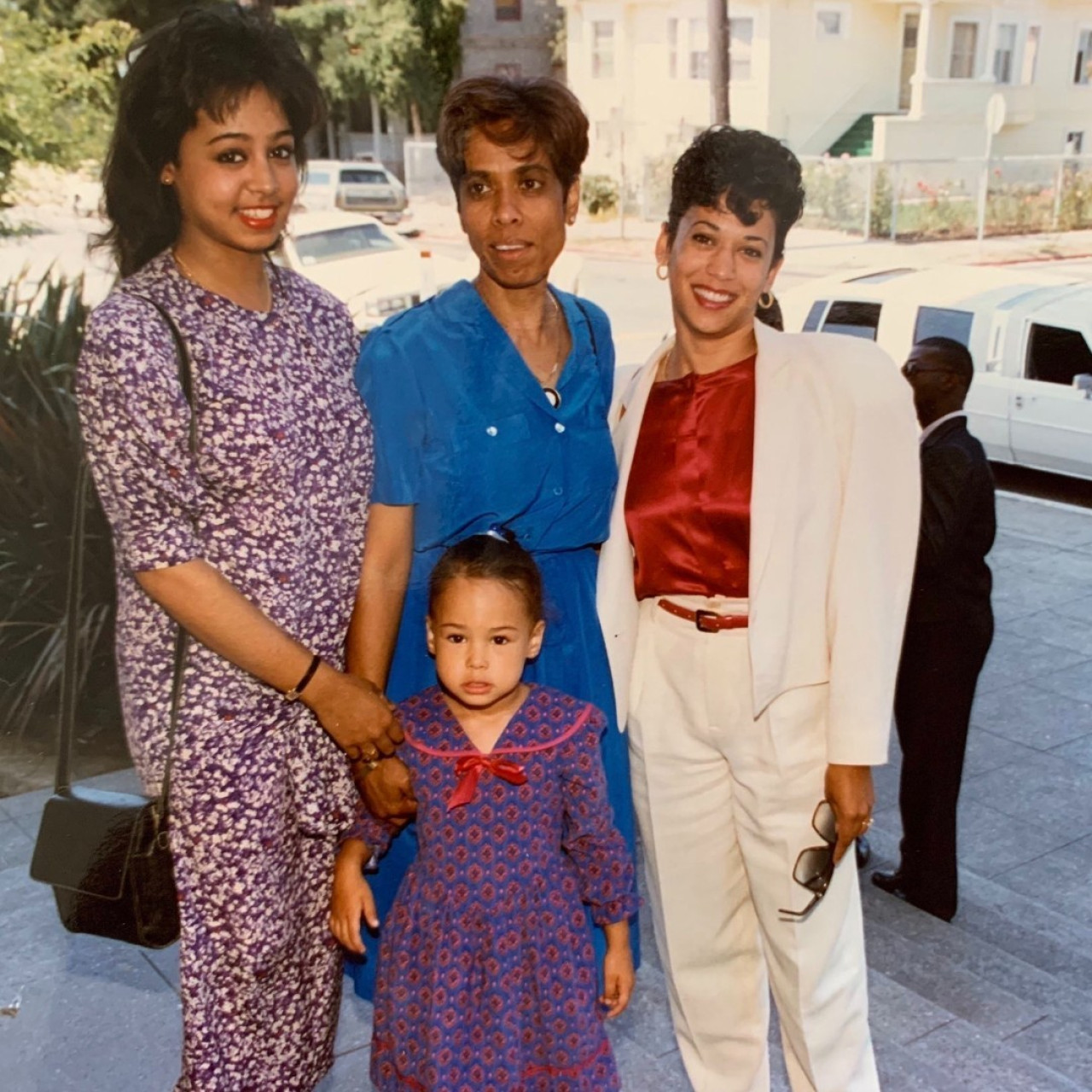 Kamala Harris de pequeña con su madre y otras mujeres. Foto Instagram @kamalaharris