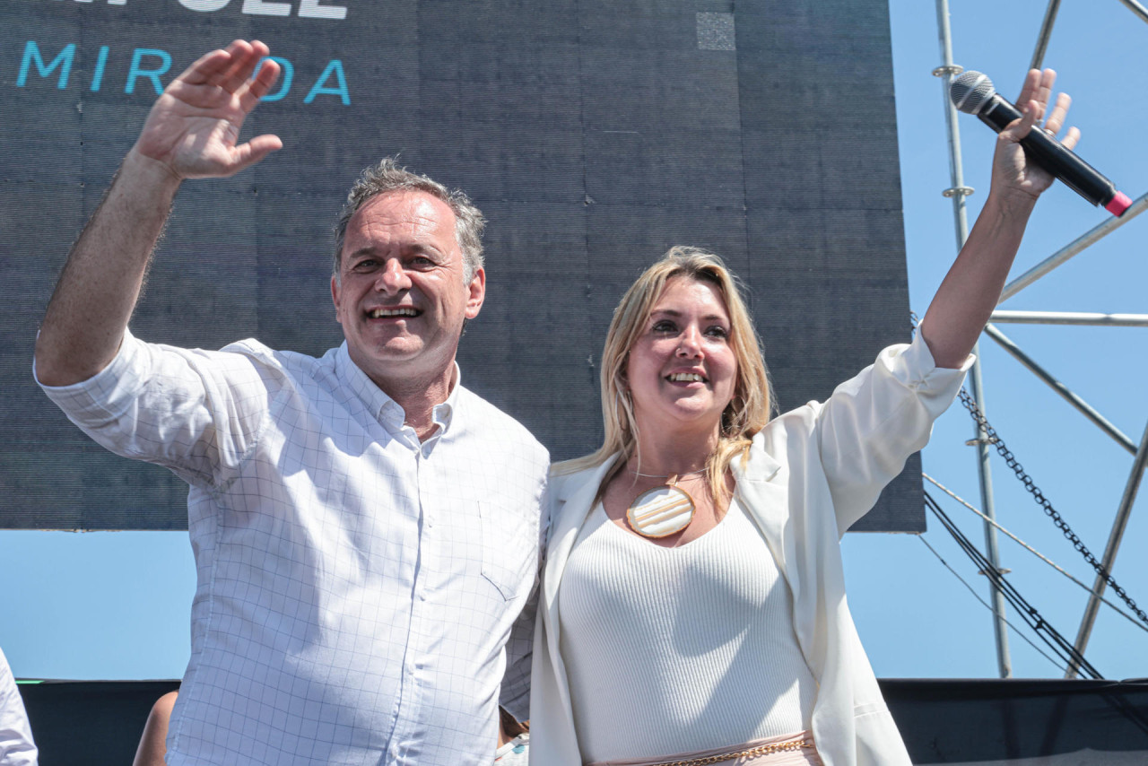 Álvaro Delgado y Valeria Ripoll, fórmula oficialista para las elecciones en Uruguay. Foto: EFE.