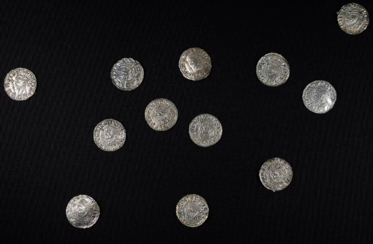 Monedas antiguas encontradas en Inglaterra. Foto: AP/Alastair Grant.