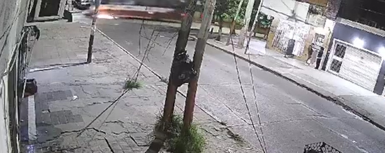 El colectivo intentó frenar, pero no pudo detener su marcha. Foto: Captura de video.