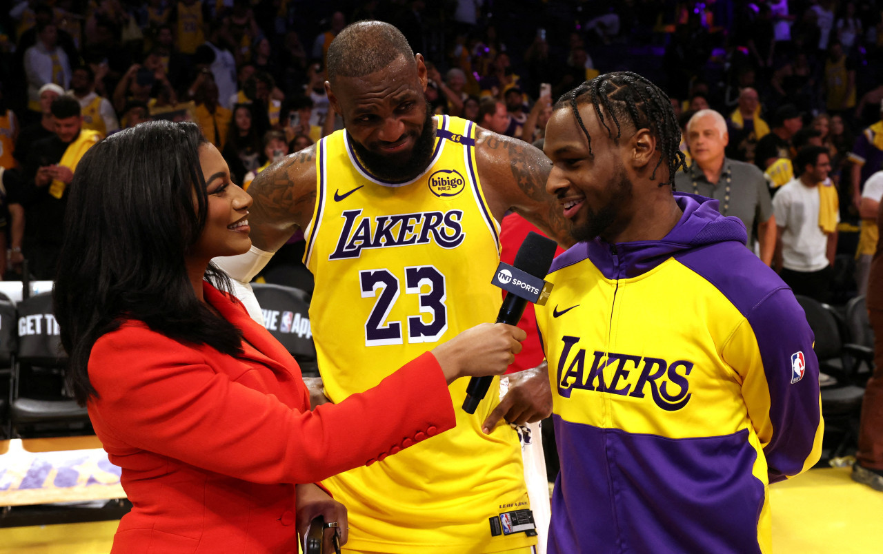 LeBron James y su hijo Bronny en Los Ángeles Lakers. Foto: REUTERS.