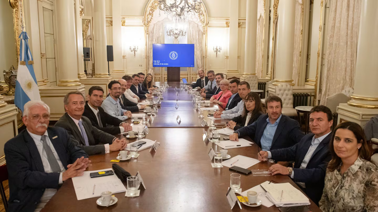 La reunión en Casa Rosada entre el oficialismo y diputados de la UCR. Foto: Presidencia.