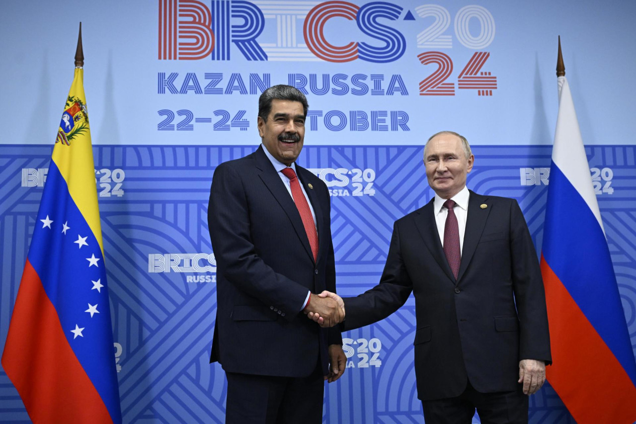 El presidente ruso, Vladimir Putin (d), recibe al presidente de Venezuela, Nicolás Maduro, antes de su reunión en el marco de la cumbre BRICS en Kazán (Rusia), el 23 de octubre de 2024. La cumbre BRICS se celebra del 22 al 24 de octubre. EFE