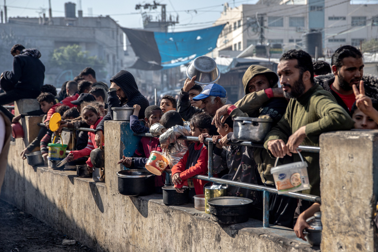 Desesperación de los gazatíes ante la llegada de ayuda humanitaria a la Franja de Gaza.