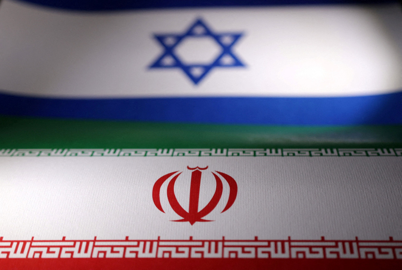 Banderas de Israel e Irán. Foto: Reuters