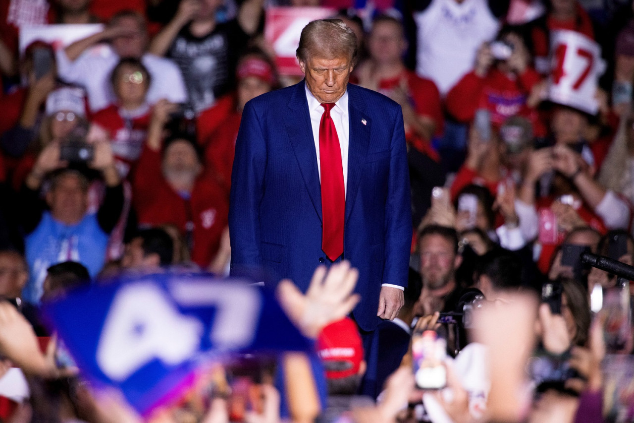 Un Donald Trump cabizbajo en un acto político; elecciones en Estados Unidos. Foto: Reuters