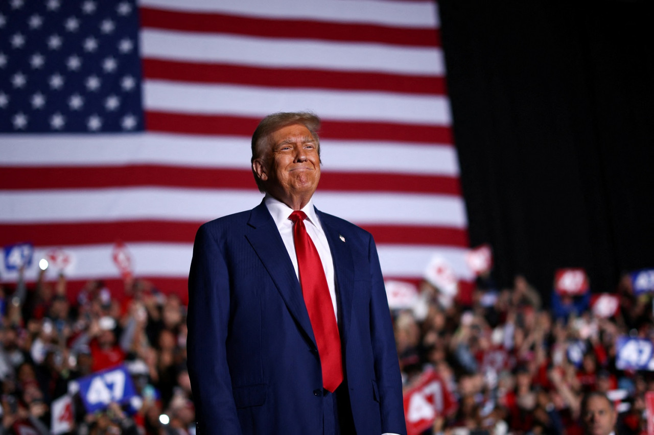 Un Donald Trump feliz en un acto político; elecciones en Estados Unidos. Foto: Reuters