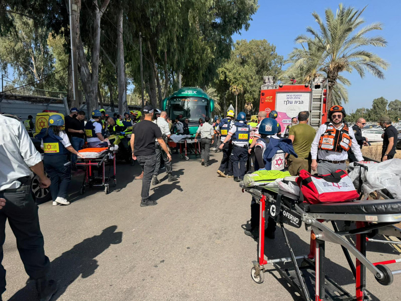 Ataque terrorista en Israel: un camión embistió una parada de ómnibus en Tel Aviv. Foto EFE