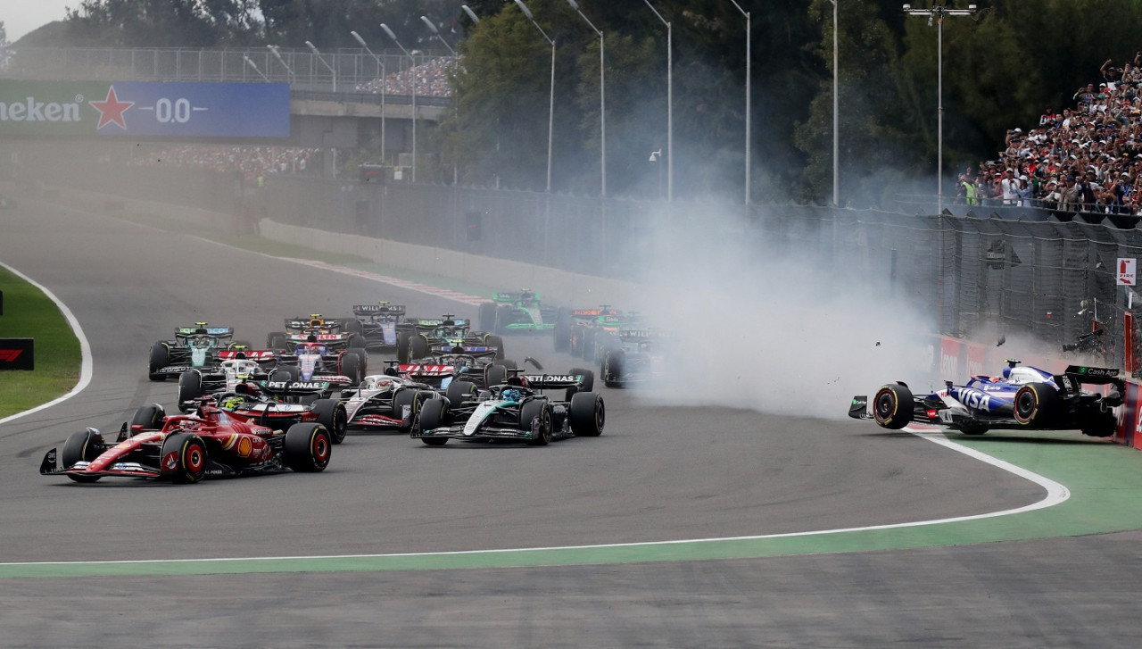 El choque entre Yuki Tsunoda y Alex Albon en el GP de México de F1. Foto: Reuters.