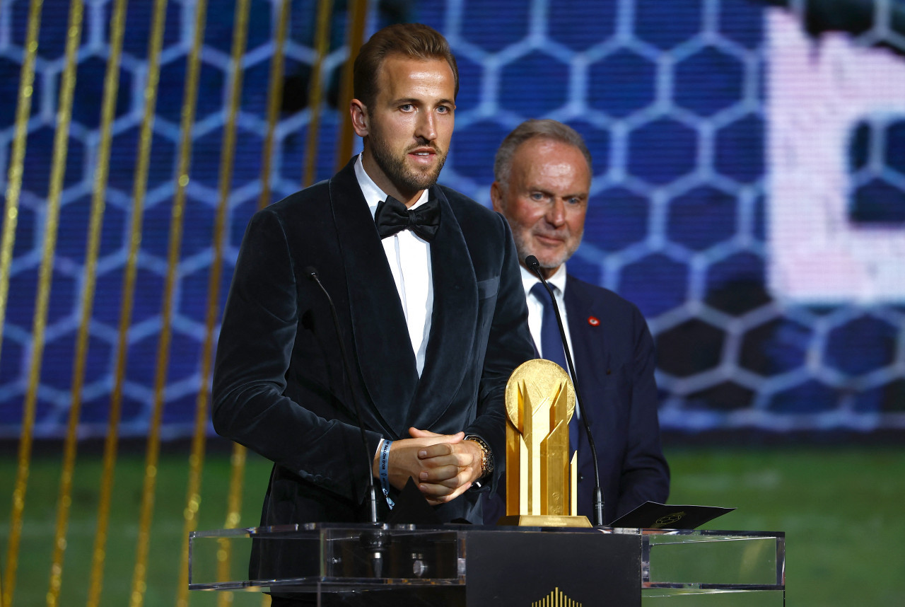 Harry Kane con el trofeo Gerd Müller. Foto: Reuters.