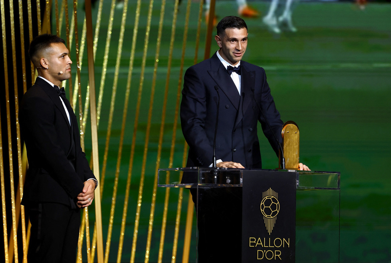 Lautaro y el Dibu en la gala del Balón de Oro. Foto: Reuters.