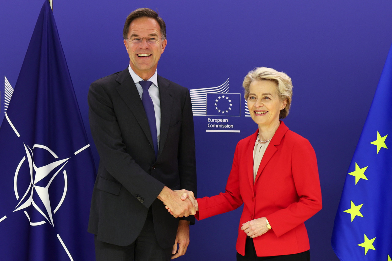 Ursula von der Leyen, presidenta de la Comisión Europea (CE), y Mark Rutte, secretario general de la OTAN. Foto: Reuters.