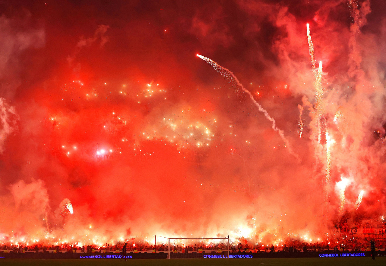 Pirotecnia en el River - Atlético Mineiro por la Copa Libertadores. Foto: REUTERS.