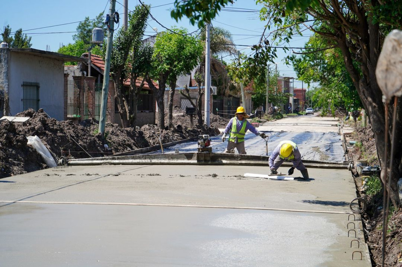 Andrés Watson monitoreó la construcción de nuevos asfaltos en Villa Argentina