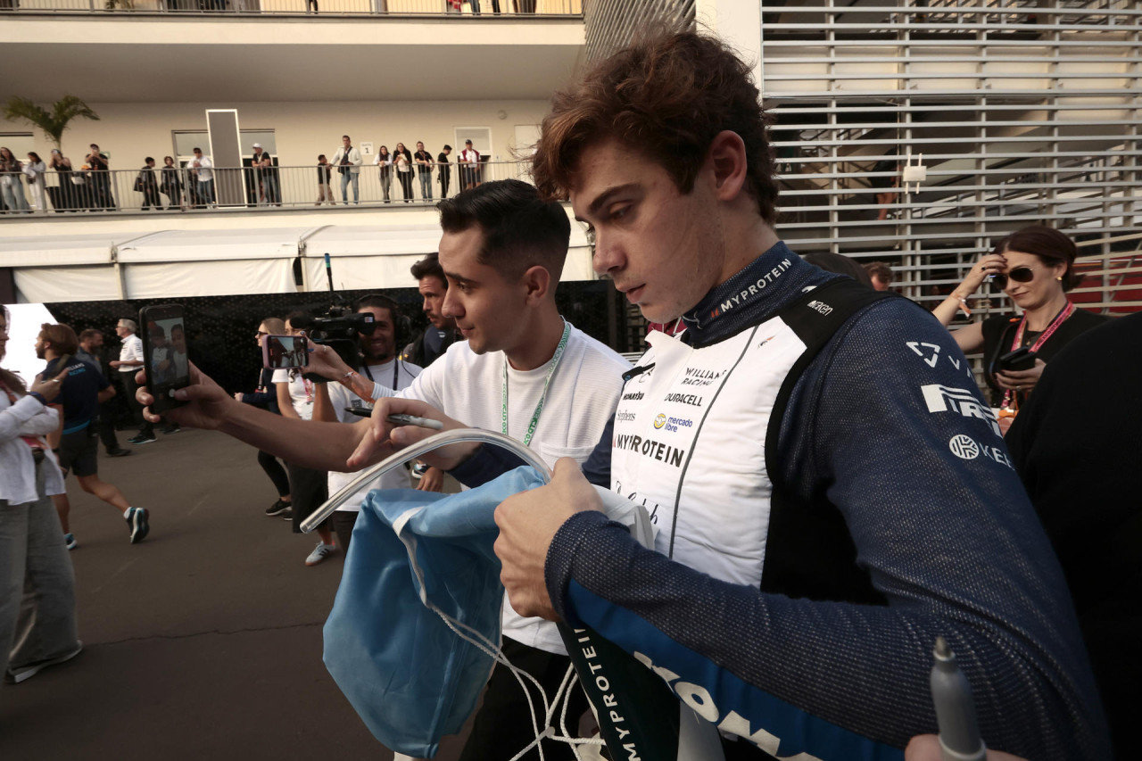 Franco Colapinto firmándole autógrafos a sus fanáticos. Foto: EFE.