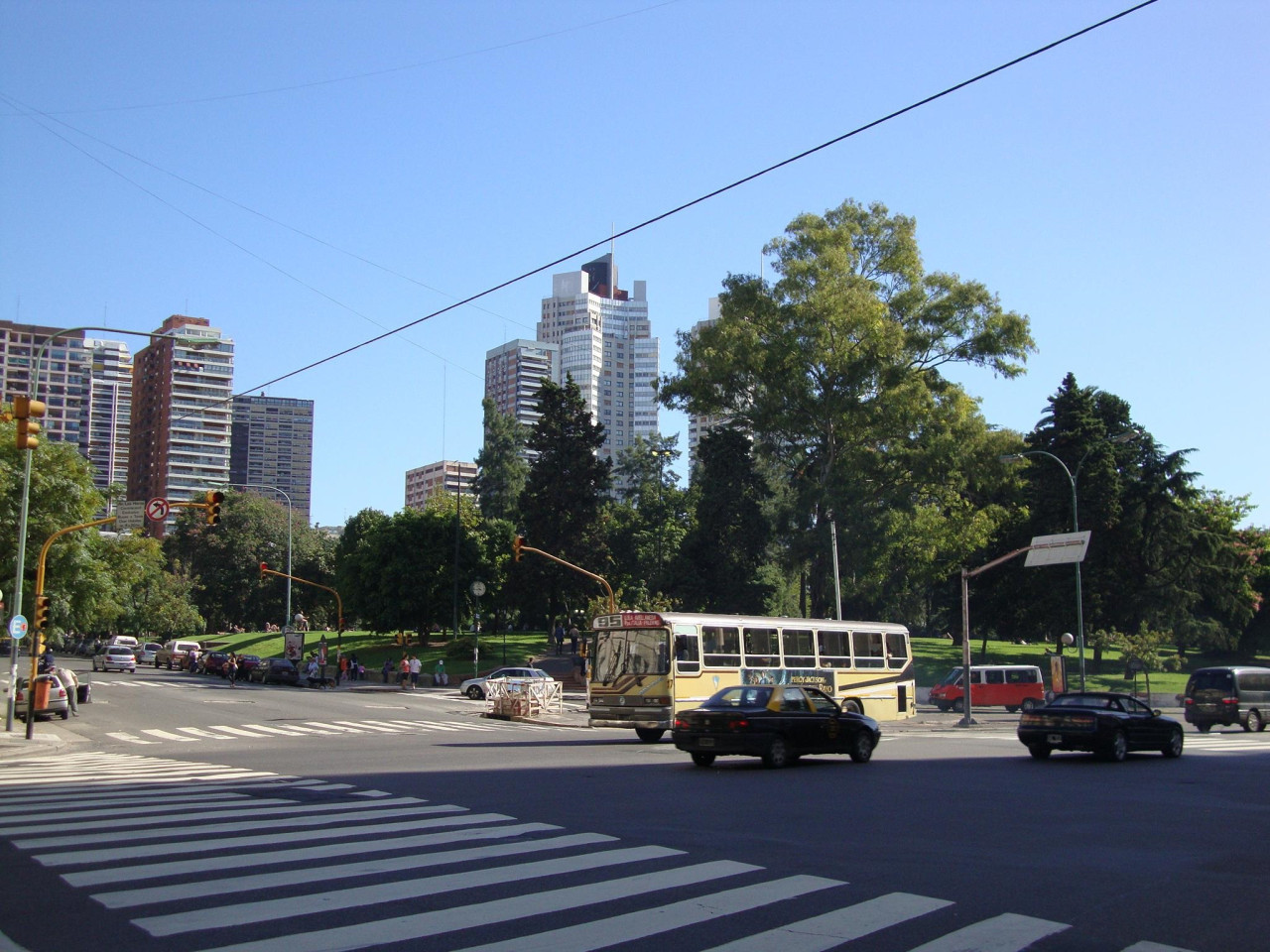 El parque visto desde Av. Las Heras y Av. Coronel Díaz